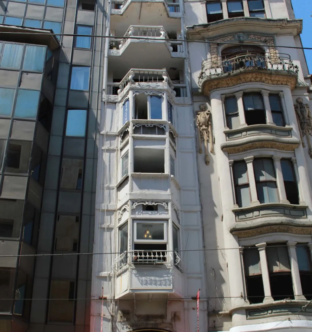 Aznavur Pasajı binasının İstiklal Caddesi’ndeki cephesi