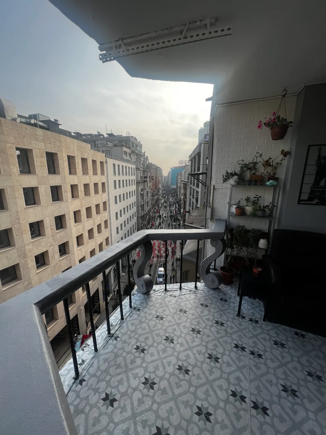 Kurumun terasından İstiklal Caddesi manzarası